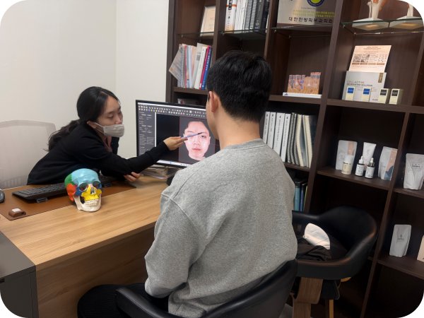 천안후한의원 안면비대칭 상담 및 안면 분석 진행 모습